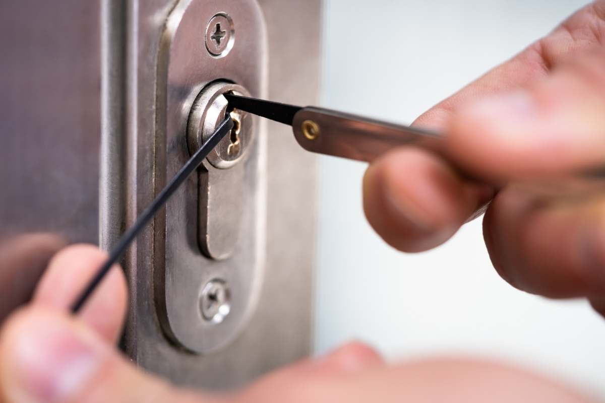 How does a lever tumbler lock work?